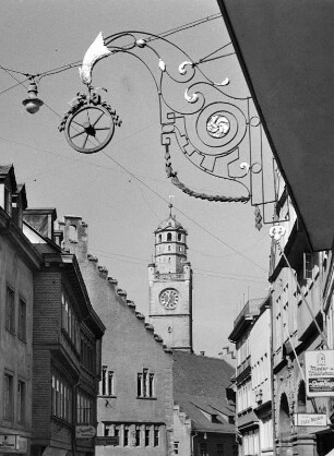 Ravensburg. Ausleger eines Gasthauses. Blick zum Rathausturm