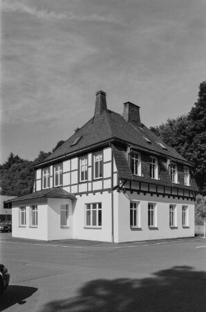 Bahnhof (Bahnhof, heute Verwaltungsbau, Massivmauerwerk und Fachwerk); Bromskirchen, Am Bahnhof 1