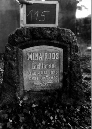 Grabstein 115 (Index: 100111238) Material: Granit Zustand: gut, Aufsatz fehlt Maße HxBxT: 70x60x51 cm Beschreibung: Stele, rustica, Segmentbogenabschluß, zwei Schriftplatten: Grabstein 115 (2)