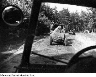 Deutschland . Truppenübungsplatz Klietz. Nationale Volksarmee - Landstreitkräfte. Marschkolonne der Artillerie. Blick aus einem Fahrerhaus auf vorausfahrenden Lastkraftwagen mit angehängtem Geschütz
