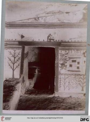 8607 Dettaglio del frontone nella Tomba dei Tori - Corneto
