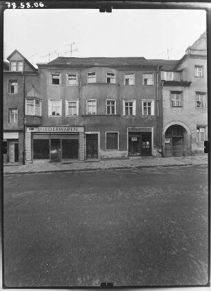 Torgau, Salvador-Allende-Straße (Bäckerstraße) 9. Wohnhaus mit Laden (Baubeginn 2. H. 16. Jh.). Straßenfront