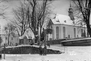 Dorfkirche, Pfarramt und Kriegerdenkmal im Winter