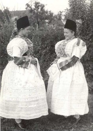Brautjungfern in Hoyerswerdaer Tracht : Kleidung - Hoyerswerdaer Tracht. Zwei Brautjungfern (družka)