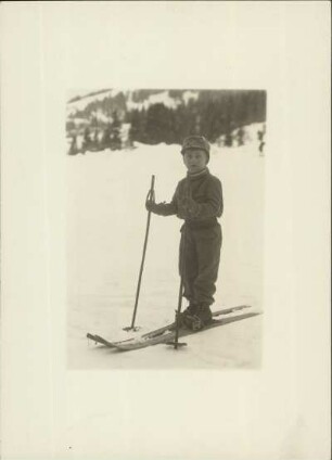 Deutschland. Garmisch. Ein 3-jähriger Junge auf Ski.