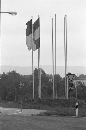 Probeweise Beflaggung der Fahnenmasten an der Schwarzwaldbrücke