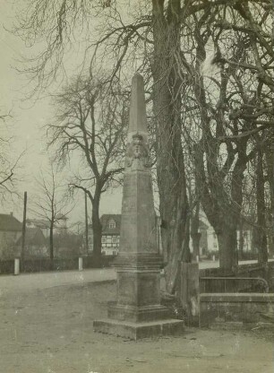 Moritzburg. Postmeilensäule
