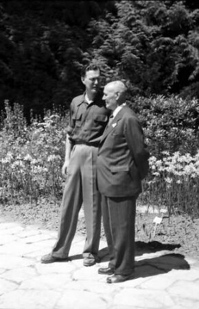 Insel Mainau: Aufnahmeapparat: Graf Lennart Bernadotte, Gerhard Domagk im Park