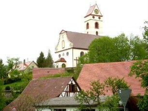 Ansicht von Südwesten mit Kirche in erhöhter Lage über dem Ort
