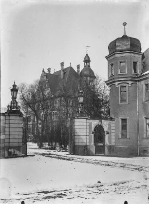Schloss. Ansicht mit Toranlage