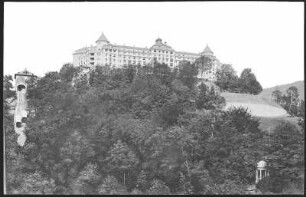 Karlsbad. Drahtseilbahn und Hotel Imperial : Karlsbad. Hotel Imperial (1910-1912; Ernest Hébrard). Ansicht mit Trasse und Bergstation der Drahtseilbahn in Betrieb (Standseilbahn Slovenská–Imperial; 1910-1912, 1959 stillgelegt), vorn rechts Dorotheen-Tempel von 1791