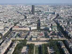 Blick von der obersten Aussichtsplattform des Eiffelturmes auf das Hochhaus Tour Montparnasse, vorne Marsfeld und Militärschule Ecole Militaire