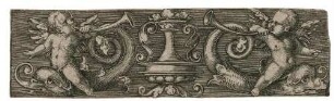 Ornamentleiste mit Vase und zwei auf Delphinen reitende Putten