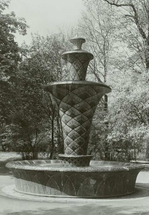 Mosaikbrunnen : Mosaikbrunnen. Keramik (1926; H. Poelzig). Dresden, Großer Garten