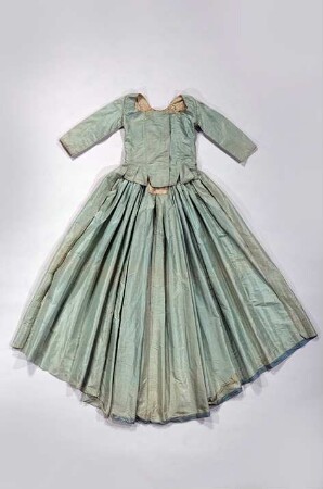 Manteau für ein zweiteiliges Frauenkleid