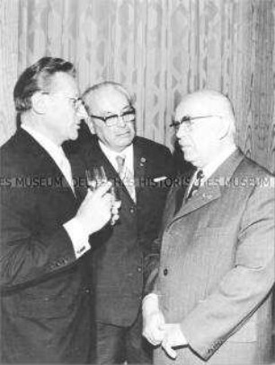 Erich Mückenberger, Lothar Bolz und Kurt Thieme beim Festempfang zum 25jährigen Jubiläum der DSF in Berlin (Ost)