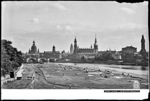 Dresden, Elbpanorama, Blick vom Neustädter Elbufer auf Augustusbrücke, Frauenkirche und Katholische Hofkirche