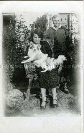 Zwei Frauen mit Hund