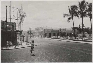 Hauptstraße mit Praça dos Estudantes und einem Neubau in Aquidauana