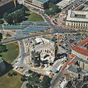 Dresden-Altstadt. Neumarkt mit Ruine der Frauenkirche (Wiederaufbau). Luftbild-Schrägaufnahme von NO