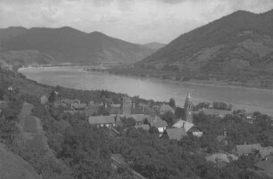 Schwallenbach: Blick von oben ins Donautal, stromab