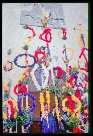 Palmstangen vor der Kirche