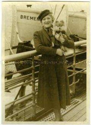Opernsängerin Frieda Hempel mit ihrem Hund an Deck des Hochseepassagierdampfers "Bremen"