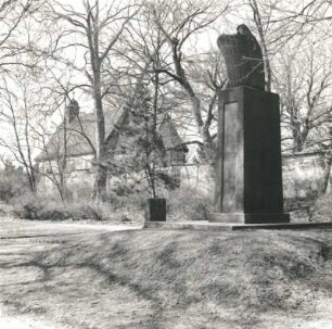 Pegau, Stadtgraben. Denkmal für die Gefallenen des 1. Weltkrieges. Sandstein (um 1920).