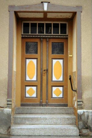 Hauseingang mit zweiflügeliger Haustür und Oberlicht