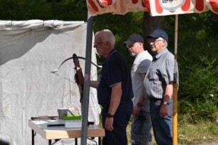 Bad Oldesloe: Kindervogelschießen: Exer: Aufsichtspersonen mit Armbrust: 13. Juli 2023
