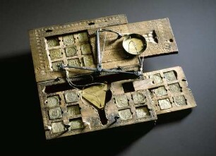 Münzwaage mit Gewichtssatz im Etui