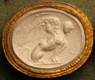 Sitzende griechische Sphinx mit Caduceus (Daktyliothek, Erstes Mythologisches Tausend)