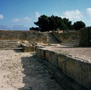 Phaistos. Alter Palast. Westhof, Schautreppen und Rampensockel