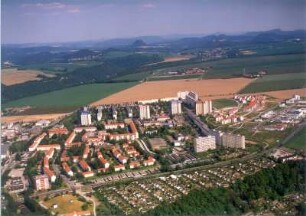 Pirna-Sonnenstein. Stadtteilansicht zwischen Krietzschwitzer Straße (Bundesstraße 172) und Struppener Straße gegen Sächsische Schweiz. Luftbild-Schrägaufnahme von Westnordwest