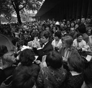 Bambi-Verleihung an die von der Zeitschrift "Filmrevue" ermittelten beliebtesten Schauspielerinnen und Schauspieler.