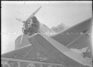 Propeller des Postflugzeugs HE 12 D-1717, das auf der Katapultbahn des Hochseepassagierdampfers "Bremen" befestigt ist, aus der Froschperspektive fotografiert