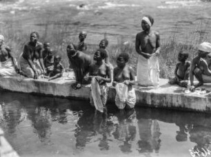 Frauen beim Waschen : Frauen mit Kindern beim Waschen von Wäsche