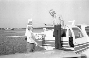 Rückkehr des Karlsruher Sportfliegers Dr. Henning Huffer von einem Flug in die Südsee