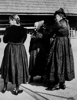 Mittlerer Schwarzwald. Oberes Prechtal. Frauen bereit zum Kirchgang. Sie tragen Tracht