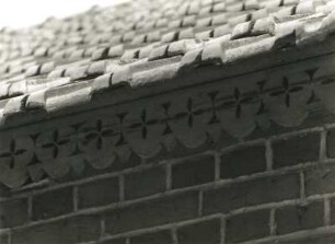 Rohne-Mulkwitz, Dorfstraße 9. Bauernhof (um 1890, später verändert). Wohnhaus, Traufseite mit verzierter Windleiste
