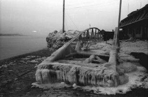 Giurgiu [Walachei]: Eisschollen an der Landungsbrücke