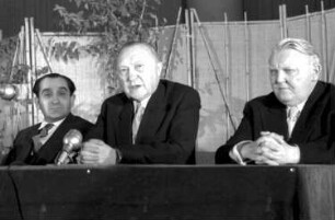 Baden-Baden: Kurhaus; Mendès France und Adenauer beim Schlusskommuniqué; ganzer Tisch mit Prof. Hallstein und Erhard