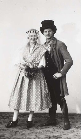Hulda und Willy Hanisch im Faschingskostüm als bäuerliches Hochzeitspaar, aufgenommen im Fotoatelier