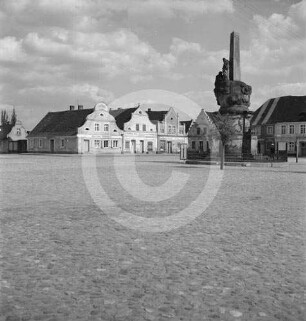 Marktplatz Reisen mit Denkmal und Bürgerhäusern