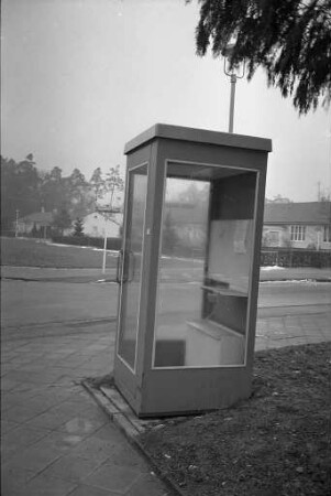 Funktionslose Telefonzelle an der Einmündung der Hagsfelder Allee in den Klosterweg