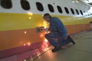 Air Maintenance Services; AMS; Firma; Betrieb; Inspektion; Wartung; spezialisiert auf Flugzeug-Recycling; Airbus; A 300; A300; Airbase Ahlhorn; Ahlhorn; Entsorgung. Ahlhorn, 2006, hier: Zersägen / Durchtrennen des Rumpfes