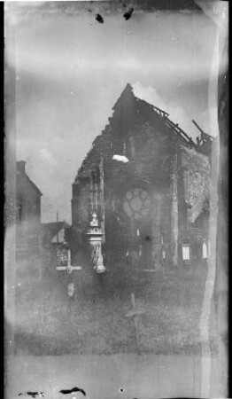 Kirchenruine mit Friedhof