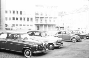 Friedrichshafen: Neues Rathaus, Vordergrund Parkplatz