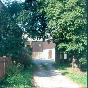 Gehöft. Blick vom Zufahrtsweg auf Tor und Hof : Bad Gottleuba-Berggießhübel-Börnersdorf. Gehöft. Blick vom Zufahrtsweg auf Tor und Hof