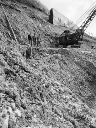 Hangrutschung und talseitige Stützmauer bei km 152,771